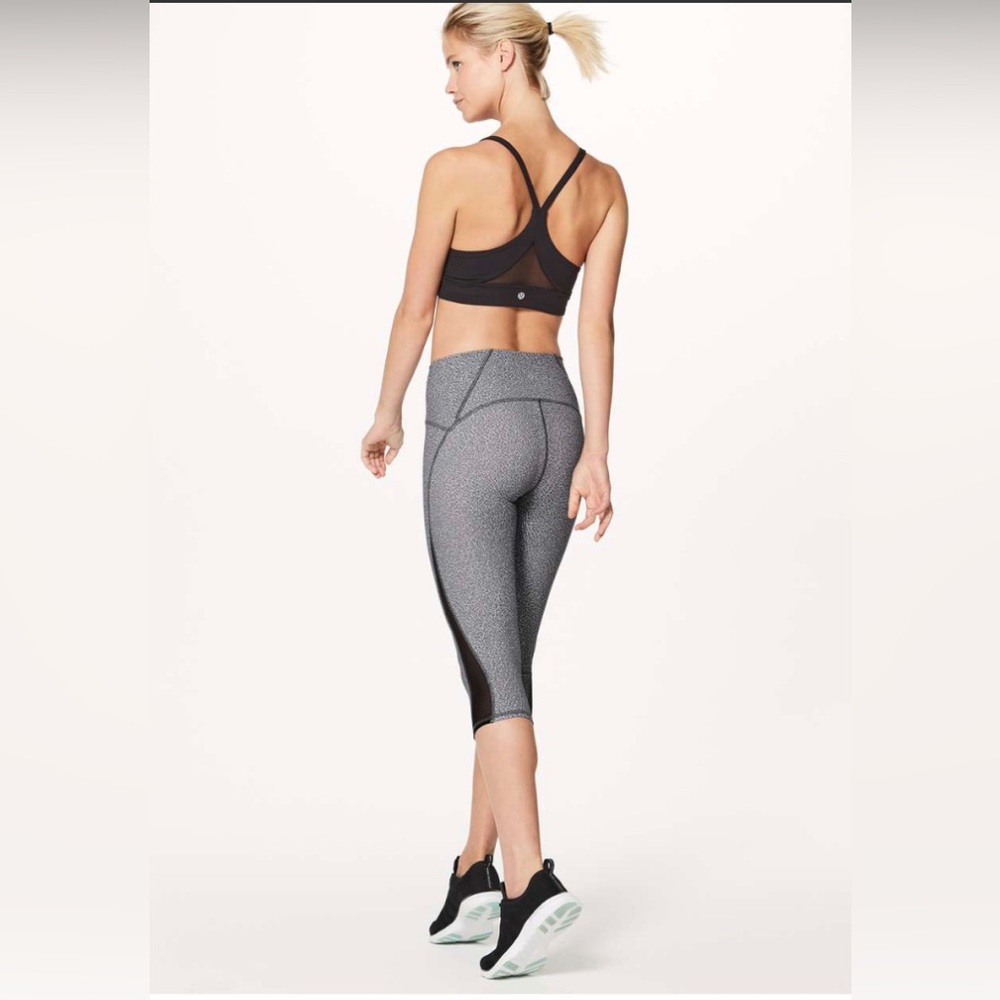 Lululemon Train Times Crop (17")
Fractal Alpine White Black / Black size 4